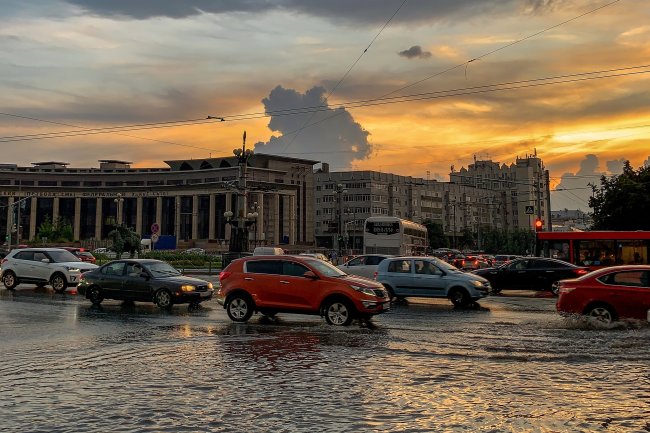 Floods in the streets of Istanbul flood metro stations