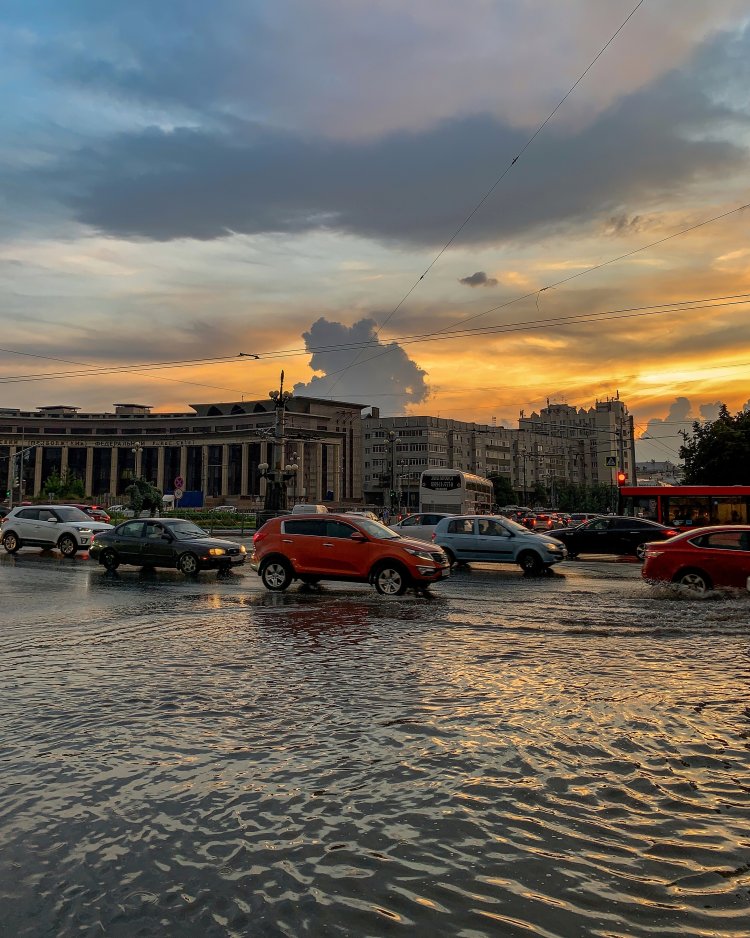 Floods in the streets of Istanbul flood metro stations