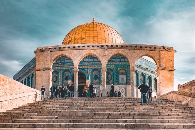 الجيش الأسرائيلى يطلق الرصاص الحي وقنابل الغاز السام على الفلسطينيين  فى شمال القدس