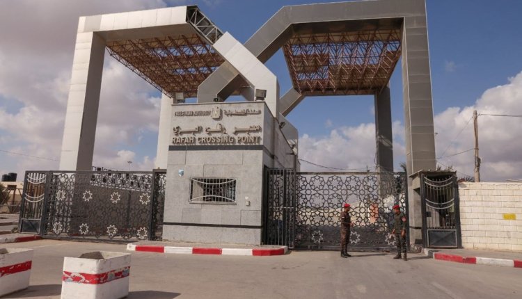 Israel bombs the Rafah crossing between Gaza and Egypt