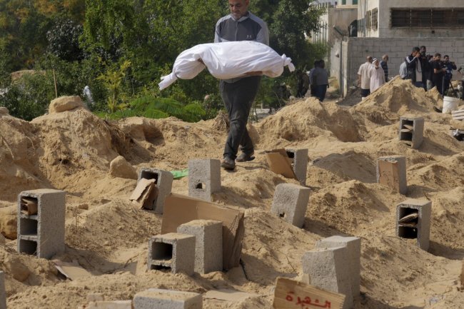 The Palestinian Ministry of Health decides to create mass graves for the martyrs of the bombing of Gaza