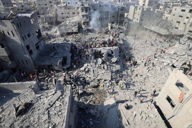 Violent bombing by the Israeli occupation forces targeting the vicinity of Al-Quds Hospital in Gaza