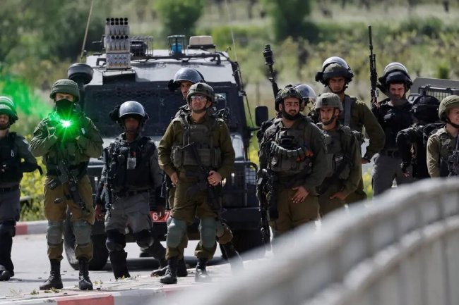 The occupation army storms the town of Ni'lin in the West Bank