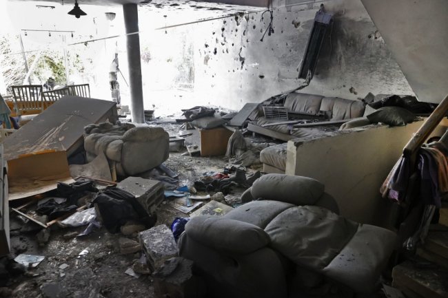 The Israeli occupation storms homes in the Al-Zahraa neighborhood in the city of Jenin in the West Bank