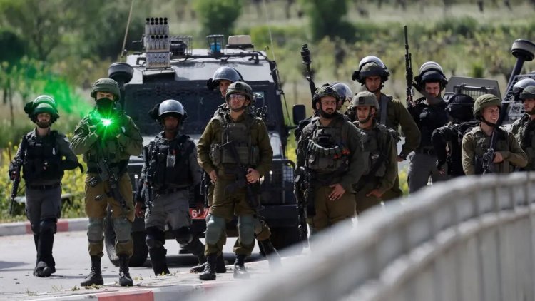 The occupation army storms the town of Ni'lin in the West Bank