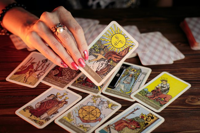 How to read tarot cards