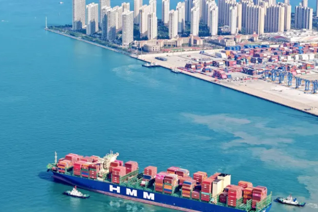 Navigating Through Storms: The Red Sea Crisis and Its Impact on Global Shipping Rates