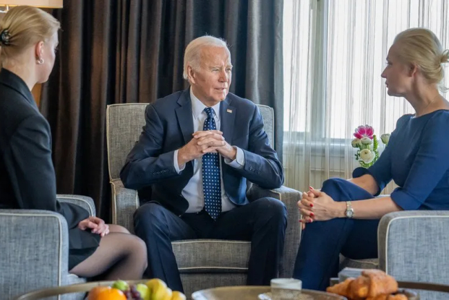 The Tragic End of Navalny: Allegations, Reactions, and the Struggle Continues