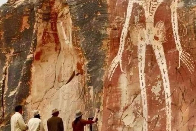 اللوحات الكهفية في هوشانغ أباد تكشف عن كائنات فضائية وتقويم قديم
