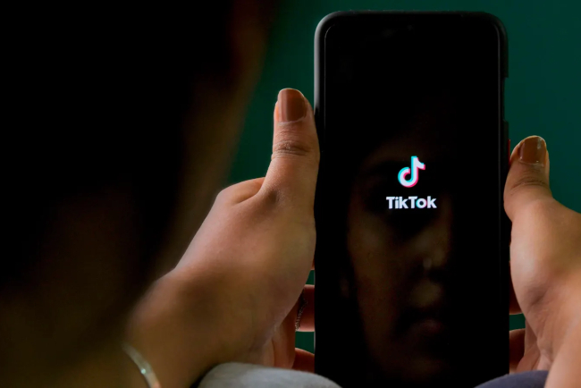 تيك توك: منصة للإبداع أم بوابة للابتزاز والانحراف؟